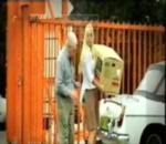 tv333: Помогите девушке с коробкой достать ключи из юбки ;-)